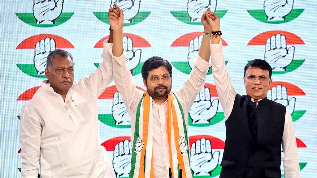 <div class="paragraphs"><p>انوپم (درمیان میں)، تصویر&nbsp;<a href="https://x.com/AnupamConnects">@AnupamConnects</a></p></div>