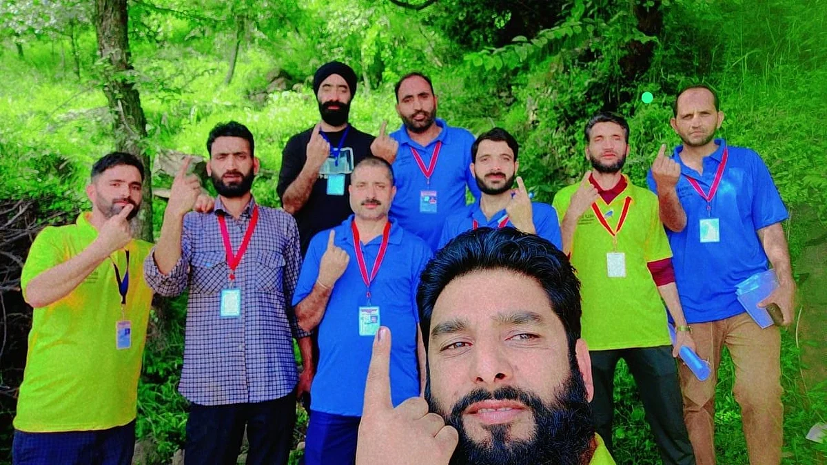 <div class="paragraphs"><p>جموں و کشمیر میں حق رائے دہی کا استعمال کرنے کے بعد ووٹرس ناخن پر لگا نشان دکھاتے ہوئے، تصویر&nbsp;<a href="https://x.com/ceo_UTJK">@ceo_UTJK</a></p></div>