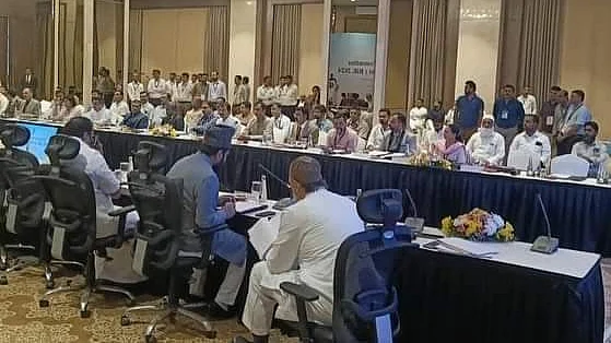 <div class="paragraphs"><p>گجرات میں جے پی سی کی میٹنگ کا منظر، تصویر&nbsp;<a href="https://x.com/AimimTarnaka">@AimimTarnaka</a></p></div>