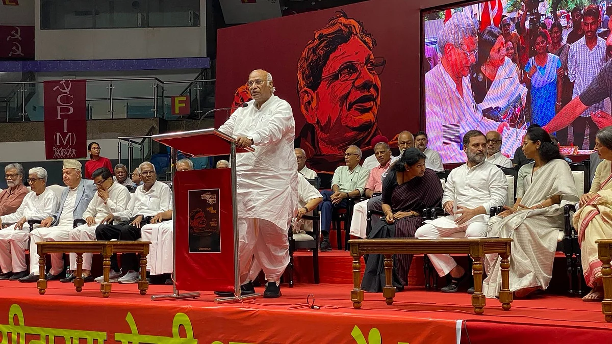 <div class="paragraphs"><p>سیتارام یچوری کی یاد میں منعقد تعزیتی جلسہ سے خطاب کرتے ہوئے کانگریس صدر کھڑگے اور بیٹھے ہوئے دیگر شرکا، تصویر&nbsp;<a href="https://x.com/cpimspeak">@cpimspeak</a></p></div>