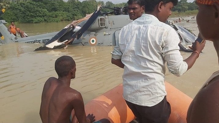 بہار: سیلاب کے دوران ریسکیو آپریشن میں مصروف فضائیہ کا ہیلی کاپٹر حادثہ کا شکار، پانی میں کریش لینڈنگ!