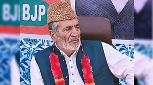 جموں و کشمیر: سابق وزیر مشتاق بخاری کا انتقال، عمر عبداللہ، محبوبہ مفتی، رویندر رینہ کا اظہار تعزیت