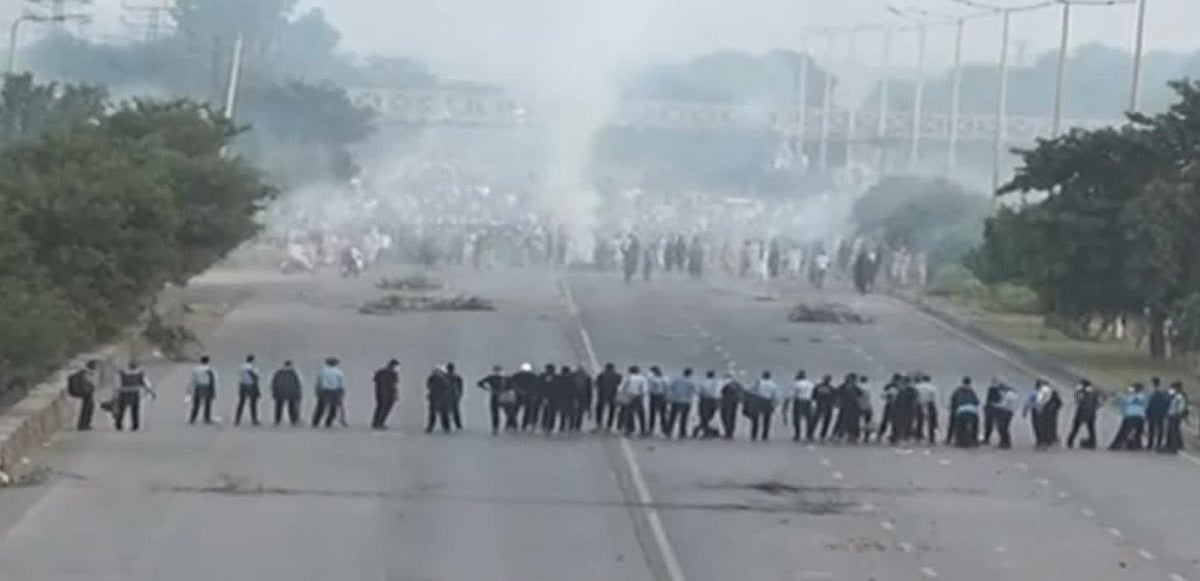 پاکستان میں عمران خان کے حامیوں کا زبردست ہنگامہ، پارلیمنٹ کا گھیراؤ، سیکورٹی فورسز نے کی فائرنگ