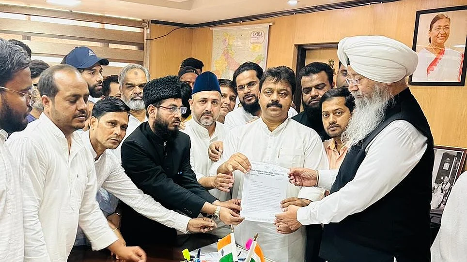 <div class="paragraphs"><p>عمران پرتاپ گڑھی کی ایما پر یتی نرسنگھانند کے خلاف قومی اقلیتی کمیشن کے چیئرمین کو مکتوب پیش کرتے ہوئے نمائندہ وفد</p></div>