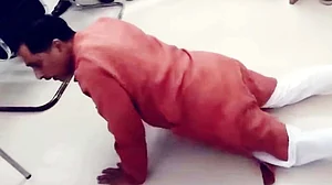 مدھیہ پردیش کے ایم ایل اے پردیپ پٹیل کو پولیس کے سامنے لیٹ کر پرنام کرنے کی ضرورت کیوں پڑی؟