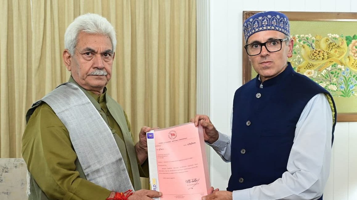 جموں و کشمیر: عمر عبداللہ نے ایل جی سے ملاقات کر حکومت سازی کا دعویٰ پیش کیا، حلف برداری کی ممکنہ تاریخ سے اٹھا پردہ