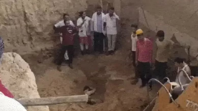 گجرات کے مہسانا میں دردناک حادثہ، مٹی دھنسنے سے کئی مزدور ملبہ میں دبے، 7 جاں بحق