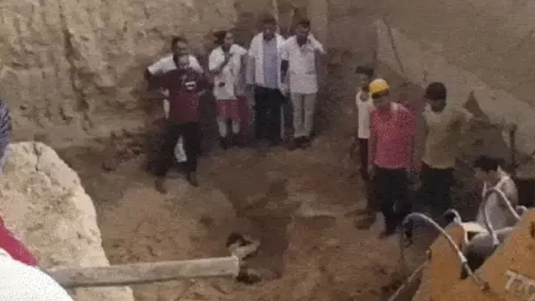 <div class="paragraphs"><p>مٹی دھنسنے سے کئی جاں بحق، تصویر سوشل میڈیا</p></div>