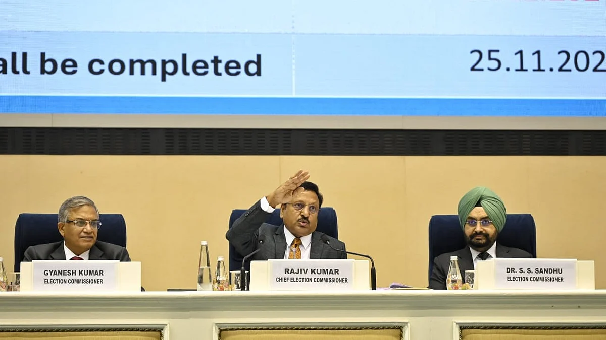 <div class="paragraphs"><p>چیف الیکشن کمشنر اور الیکشن کمشنرز پریس کانفرنس کرتے ہوئے، تصویر ویپن/قومی آواز</p></div>