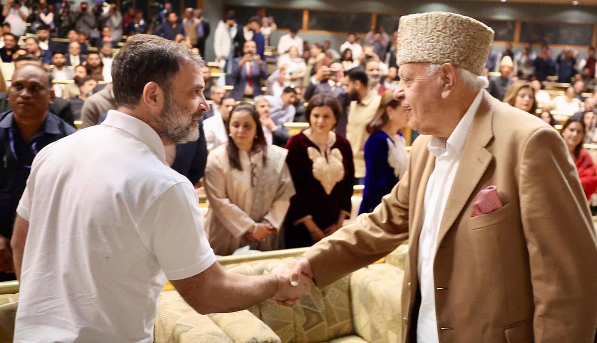 <div class="paragraphs"><p>راہل گاندھی سے ہاتھ ملاتے فاروق عبداللہ </p></div>