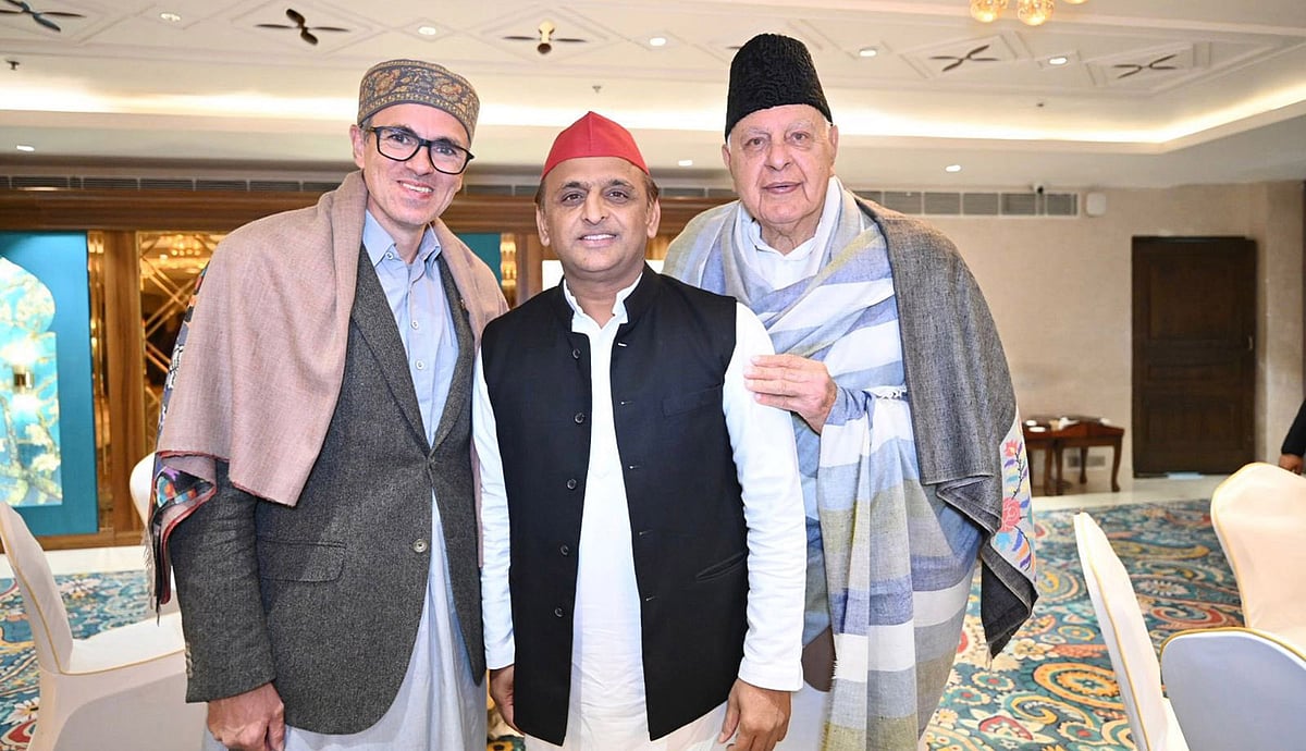 <div class="paragraphs"><p>سماجوادی پارٹی کے لیڈر اکھلیش یادو کے ساتھ تصویر کھنچاتے ہوئے فاروق عبداللہ اور عمر عبداللہ</p></div>