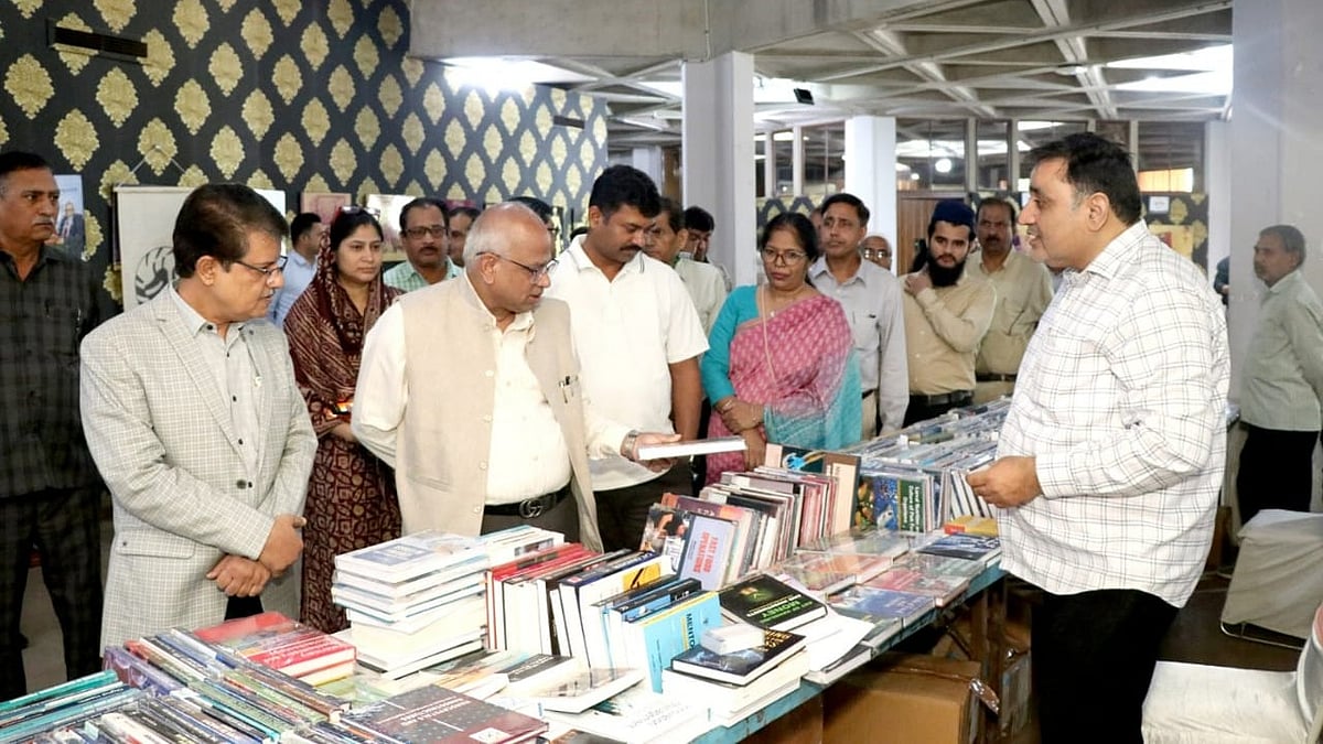 <div class="paragraphs"><p>جامعہ ہمدرد میں کتابی نمائش کا انعقاد</p></div>