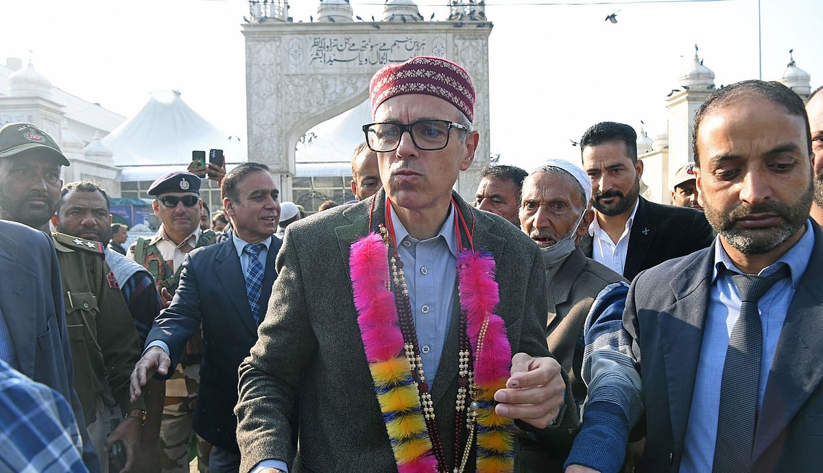 <div class="paragraphs"><p>حلف برداری سے قبل فاتحہ خوانی کے لیے جاتے عمر عبداللہ</p></div>