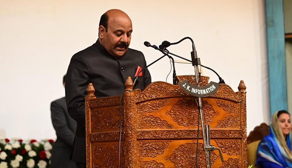 <div class="paragraphs"><p>نائب وزیر اعلیٰ عہدے کا حلف لیتے ہوئے سریندر سنگھ چودھری</p></div>