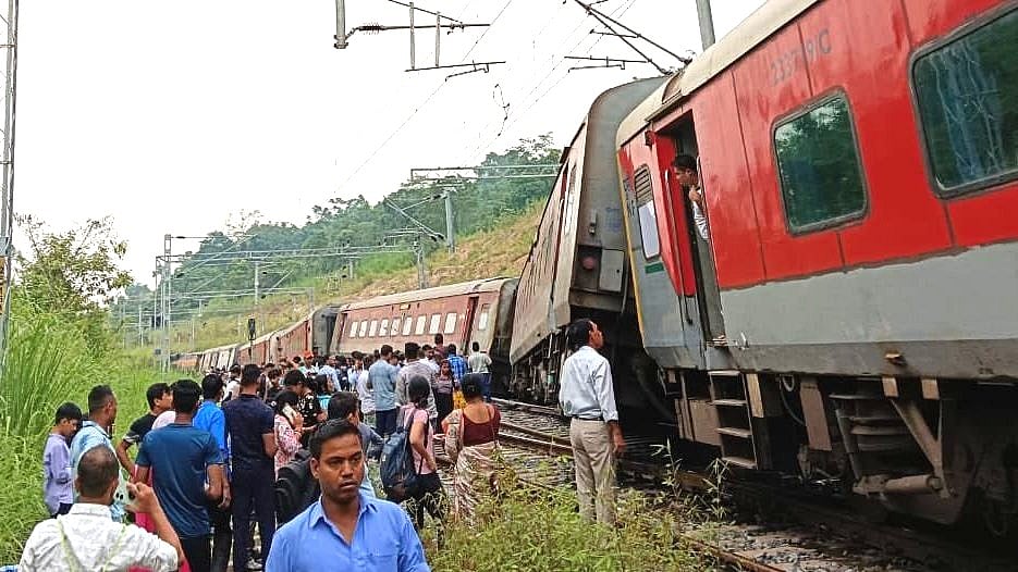 آسام میں مسافر ٹرین بے پٹری ہوئی تو کانگریس نے وزیر ریل سے کہا ’فوٹو کھینچیے، ریل بنائیے اور لائک-شیئر کا انتظار کیجیے‘