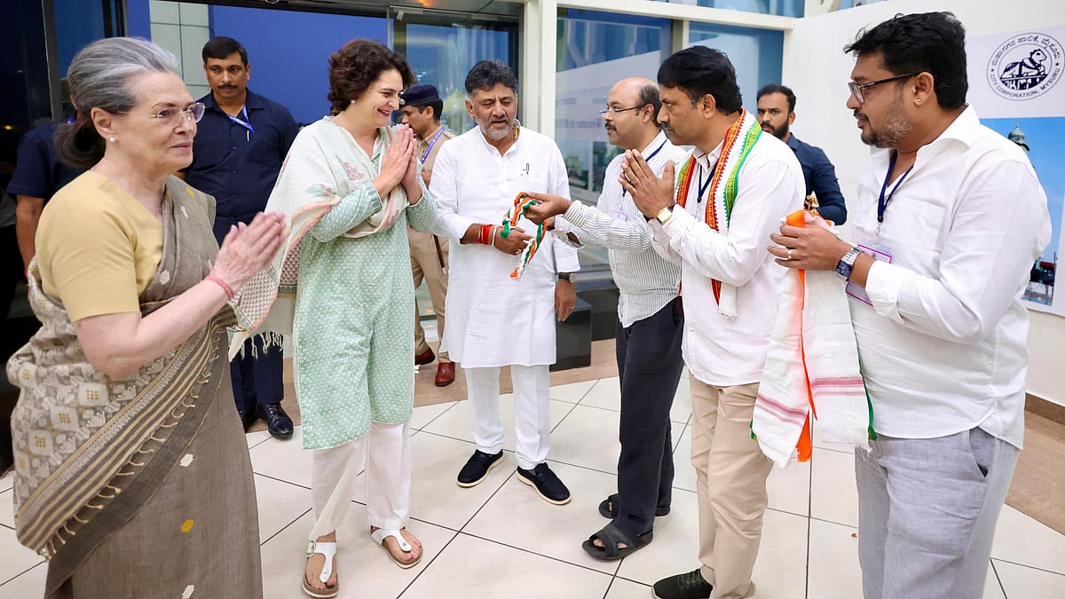 ’سیاست میں نئے باب کی شروعات‘، پرچۂ نامزدگی داخل کرنے سے ایک دن قبل پرینکا گاندھی کو ملی مبارکبادیاں، کئی ویڈیو پیغامات جاری