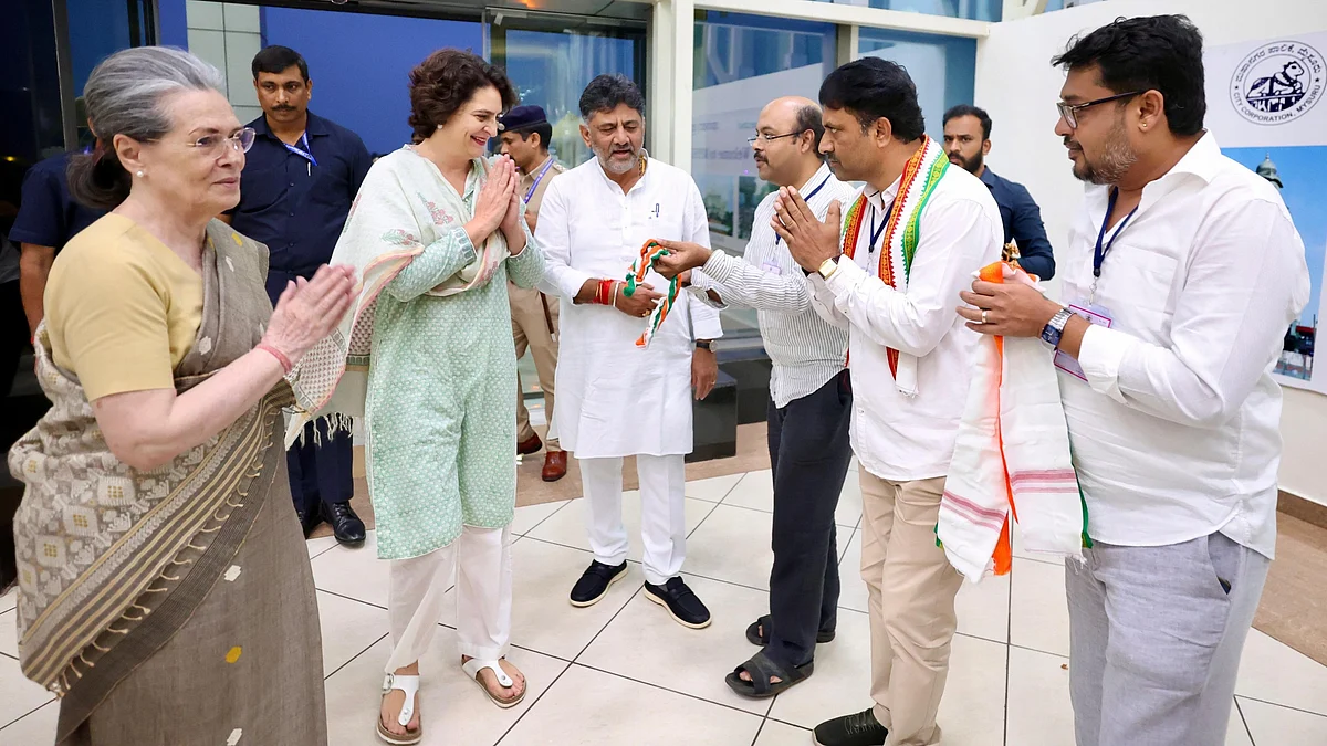 <div class="paragraphs"><p>سونیا گاندھی اور پرینکا گاندھی کا کیرالہ میں پرتپاک استقبال، تصویر @INCIndia</p></div>