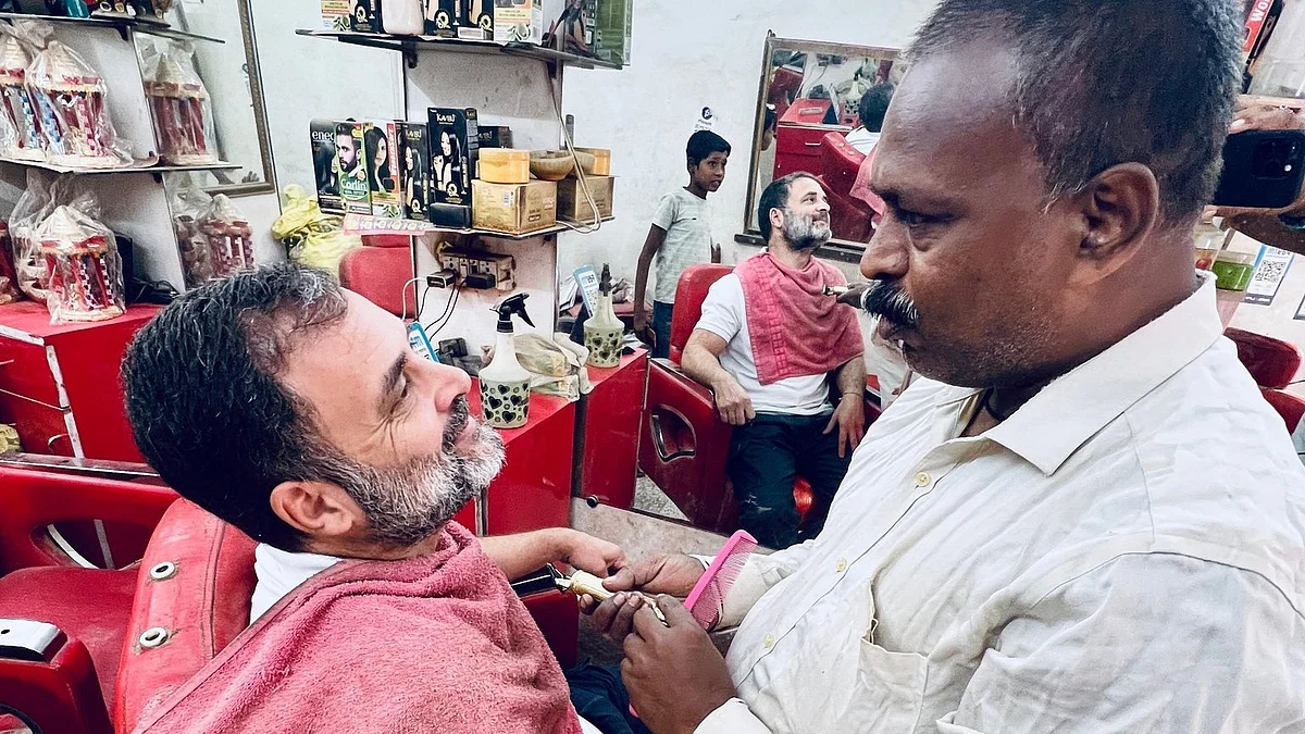 <div class="paragraphs"><p>حجام سے داڑھی بنواتے ہوئے راہل گاندھی، تصویر @INCIndia</p></div>