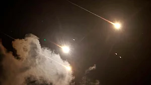 اسرائیل کا ایران پر حملہ، تہران میں متعدد دھماکوں کی آوازیں، دمشق اور حمص بھی زد میں