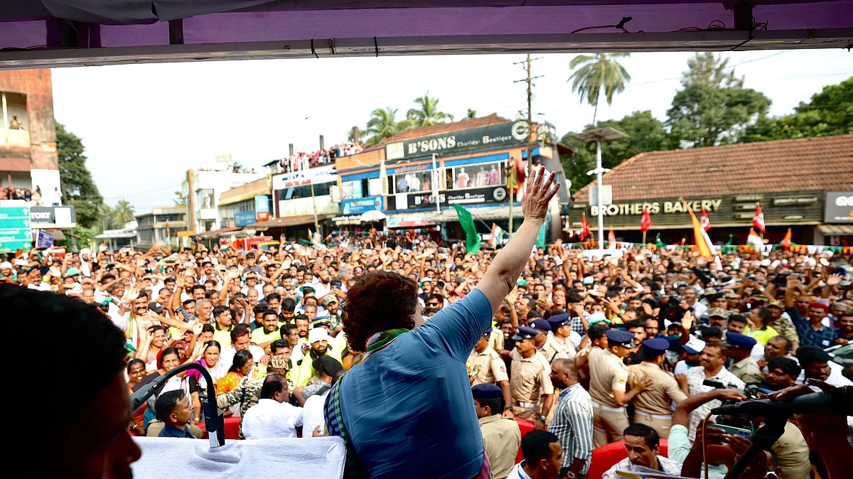 <div class="paragraphs"><p>وائناڈ میں لوگوں کی بھیڑ کا استقبال کرتی ہوئیں پرینکا گاندھی، تصویر&nbsp;<a href="https://x.com/INCIndia">@INCIndia</a></p></div>