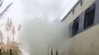 <div class="paragraphs"><p>ٹرین میں لگی آگ سے پھیلا دھواں، تصویر سوشل میڈیا</p></div>