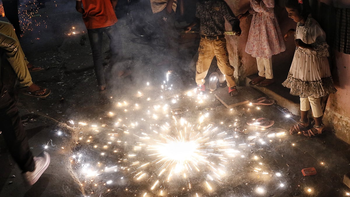 کئی شہروں میں دیوالی پھیکی رہی، کچھ جگہوں پر شعلے بلند ہوئے تو کچھ پر بس جل کر ہوئی راکھ