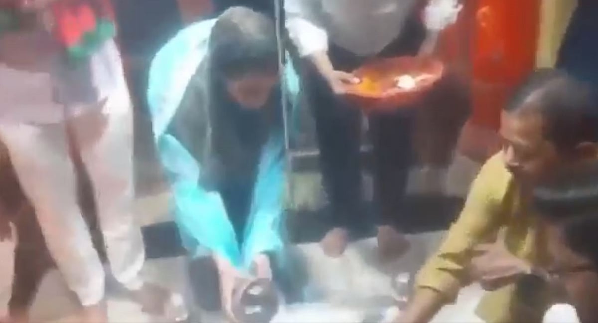 سماجوادی پارٹی لیڈر نسیم سولنکی نے شیولنگ پر چڑھایا جَل، ایک طرف مندر کا ہوا شدھی کرن، دوسری طرف مولانا نے جاری کیا فتویٰ