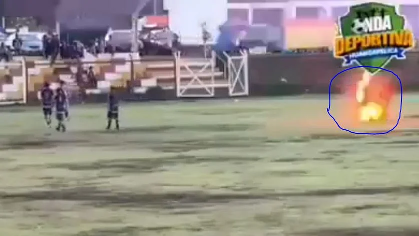 <div class="paragraphs"><p>کھیل کے دوران میدان پر گری بجلی، ویڈیو گریب</p></div>