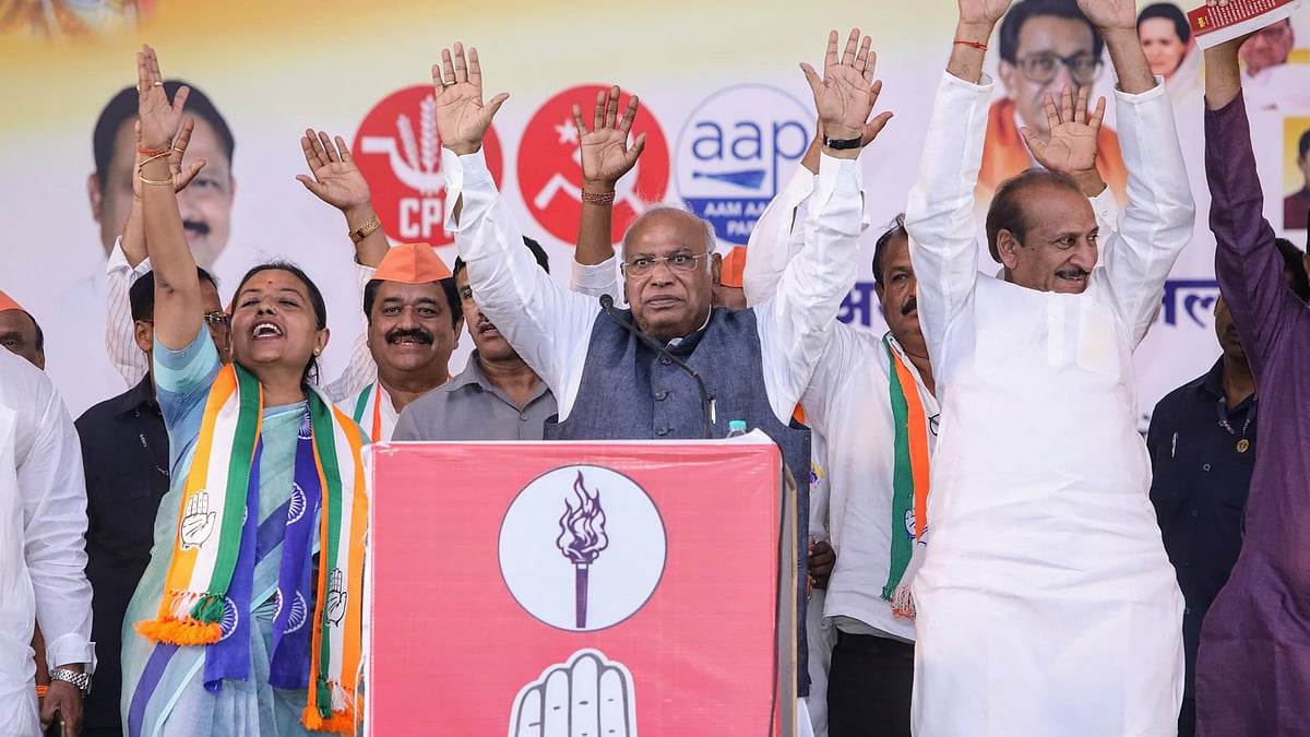 مہاراشٹر: ’بانٹنے والے بھی بی جے پی-آر ایس ایس کے لوگ اور کاٹنے والے بھی‘، نفرت پھیلانے والوں پر کھڑگے کا شدید حملہ