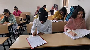 جن کی زبان اُردو نہیں ان طلبا و طالبات کو اُردو پڑھنا، لکھنا اور بولنا سکھا رہے ڈاکٹر ندیم احمد