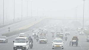 دہلی اور شمالی ہندوستان میں دھند کے باعث سفر میں دشواری، 50 سے زائد ٹرینیں اور متعدد پروازیں متاثر