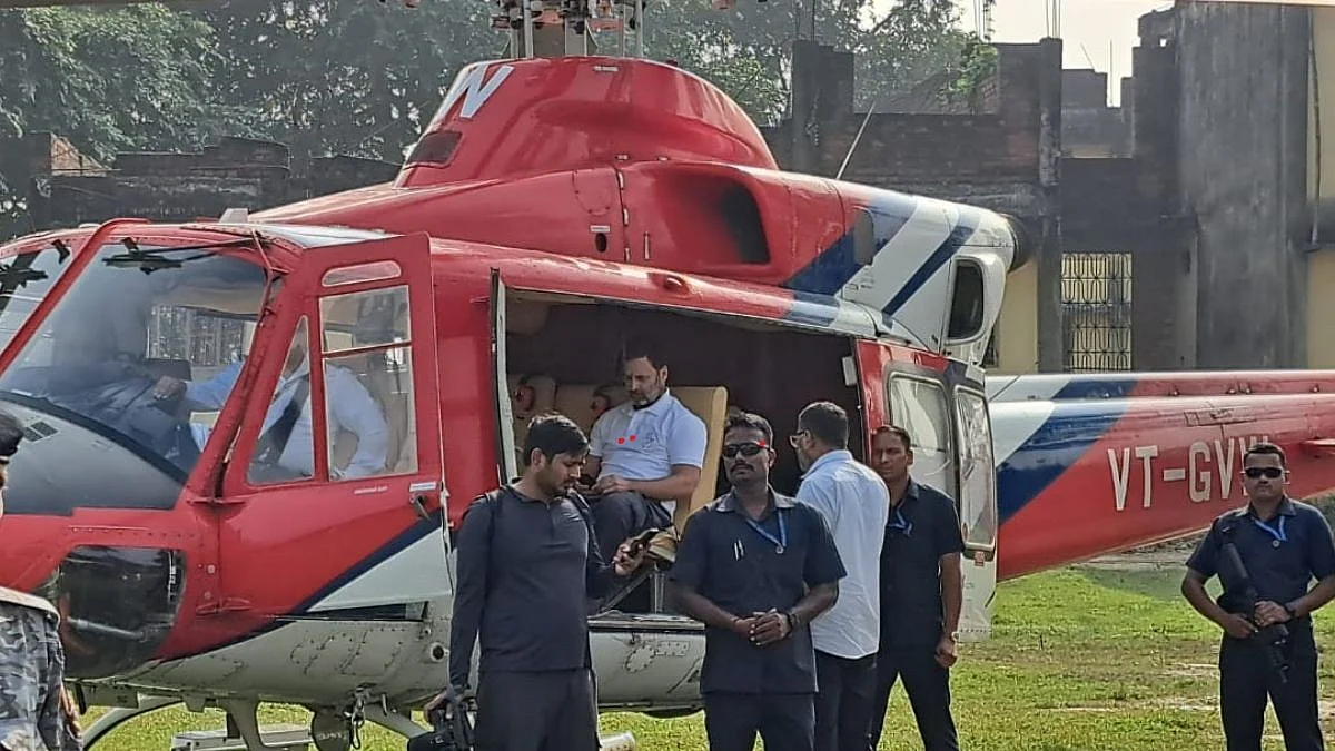 <div class="paragraphs"><p>ہیلی کاپٹر میں بیٹھے راہل گاندھی</p></div>