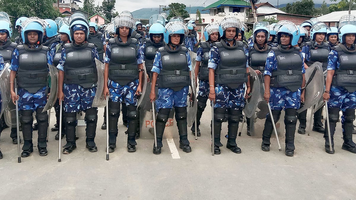 منی پور میں پرتشدد احتجاج، ہجوم کا وزیراعلیٰ اور وزراء کے گھروں پر حملہ، کئی اضلاع میں انٹرنیٹ پر پابندی