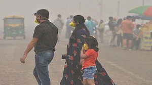 دہلی میں آلودگی کی وجہ سے بگڑی صورتحال، اسکول بند، گریپ۔4 نافذ