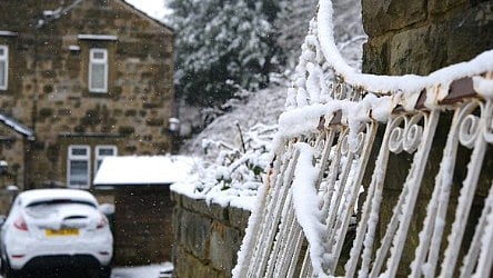 برطانیہ میں سردی کی خوفناک لہر! سڑکوں پر برف، ٹرینیں منسوخ، 200 سے زائد اسکول بند
