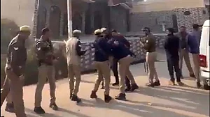 الیکشن جیتنے کے لیے کچھ بھی کرے گا!