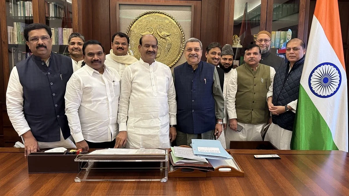 <div class="paragraphs"><p>وقف ترمیمی بل کے لیے تشکیل جے پی سی میں شامل اپوزیشن اراکین پارلیمنٹ لوک سبھا اسپیکر اوم برلا سے ملاقات کرتے ہوئے، تصویر&nbsp;<a href="https://x.com/asadowaisi">@asadowaisi</a></p></div>