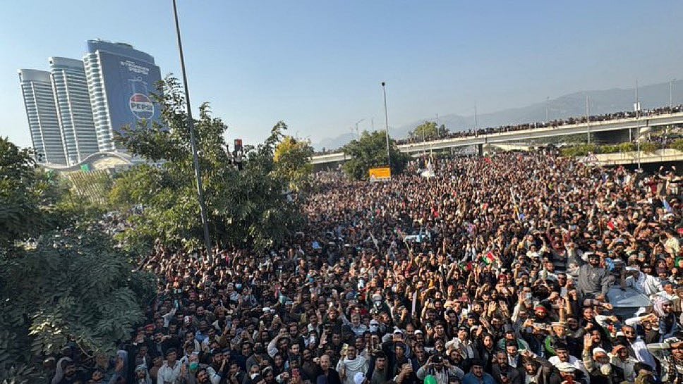 اسلام آباد میں حالات تشویشناک، پُرتشدد جھڑپ میں 6 سیکورٹی اہلکاروں کی ہلاکت کے بعد فوج طلب، پی ٹی آئی کا احتجاج جاری