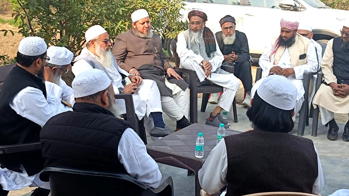 <div class="paragraphs"><p>جمعیۃ علماء ہند کے صدر امروہہ میں سنبھل کے ذمہ داروں سے میٹنگ کرتے ہوئے</p></div>