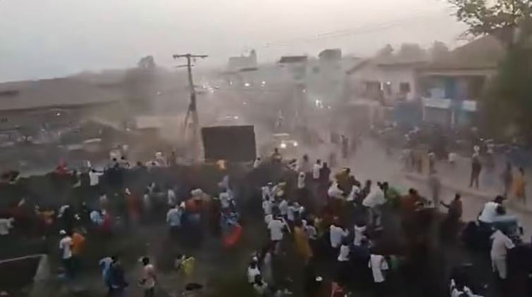 گنی میں فٹ بال میچ کے دوران ناظرین کے بیچ زبردست تصادم، 100 سے زائد لوگوں کی ہلاکت کا اندیشہ