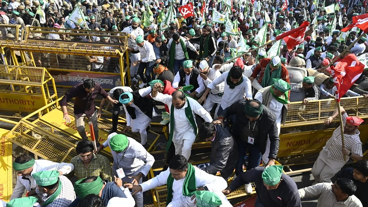 <div class="paragraphs"><p>بیریکیڈ توڑ کر دہلی کی طرف بڑھتے کسان، تصویر ویپن/قومی آواز</p></div>