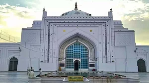 بدایوں: 850 سال قدیم جامع مسجد کو نیل کنٹھ مہادیو مندر بتانے والی عرضی پر سماعت 10 دسمبر تک ملتوی