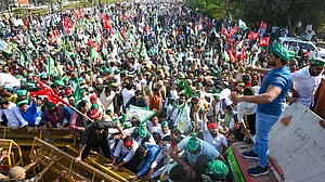 نوئیڈا میں ’دلت پریرنا استھل‘ سے حراست میں لیے گئے متعدد کسان، موقع پر بھاری پولیس فورس تعینات