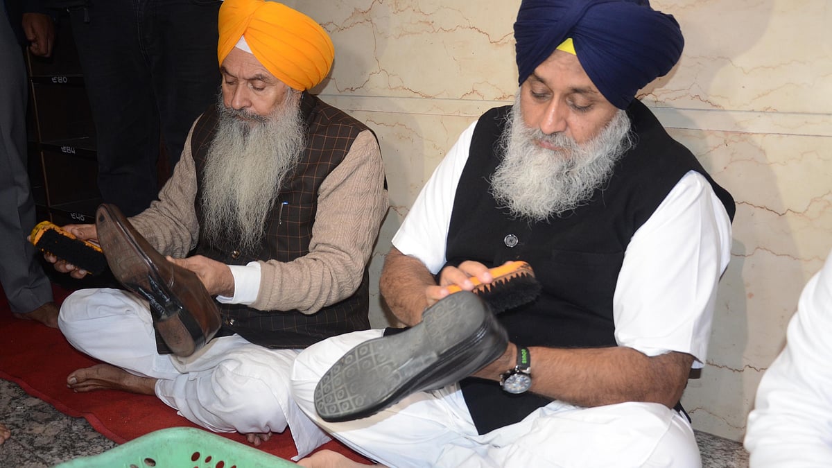 اکال تخت نے سکھبیر بادل کو جوتے اور برتن صاف کرنےکی سزا دی، رام رحیم کو معافی سمیت چار غلطیاں