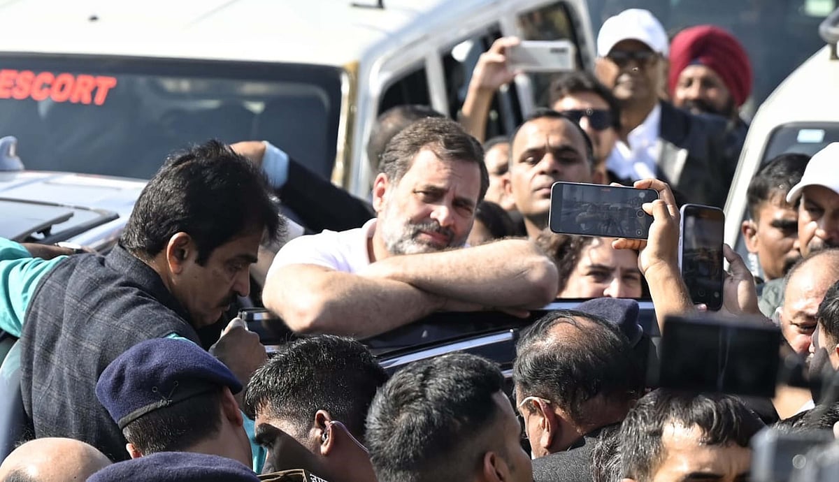 پولیس نے راہل اور پرینکا گاندھی کو سنبھل جانے سے روکا، واپس دہلی روانہ