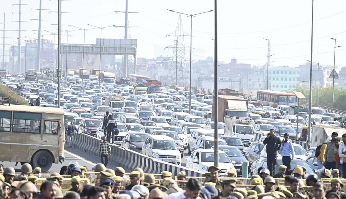 پولیس نے راہل اور پرینکا گاندھی کو سنبھل جانے سے روکا، واپس دہلی روانہ