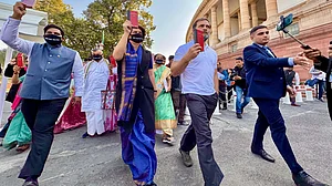 اپوزیشن جماعتوں کا اڈانی معاملے پر پارلیمنٹ کے باہر احتجاج، ’مہا گھوٹالہ‘ کی تحقیقات کا مطالبہ