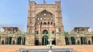 جونپور کی اٹالا مسجد کو مندر قرار دینے کا تنازعہ ہائی کورٹ پہنچا، اویسی کا شدید ردعمل