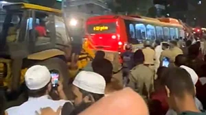 کُرلا بس حادثہ: جاں بحق افراد کی تعداد 7 ہوئی، 42 زخمی، ڈرائیور کے تجربے پر سوالات