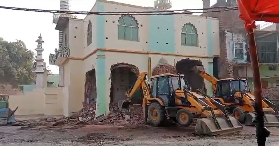 اتر پردیش: سخت سیکورٹی کے درمیان 180 سال قدیم نوری جامع مسجد پر چلا بلڈوزر، احتیاطاً 2500 افراد نظر بند